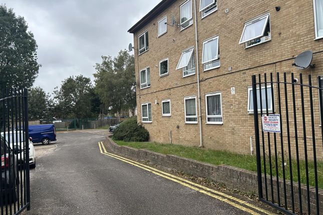 Flat 8, Abbots Court, Claret Gardens, London photo 2