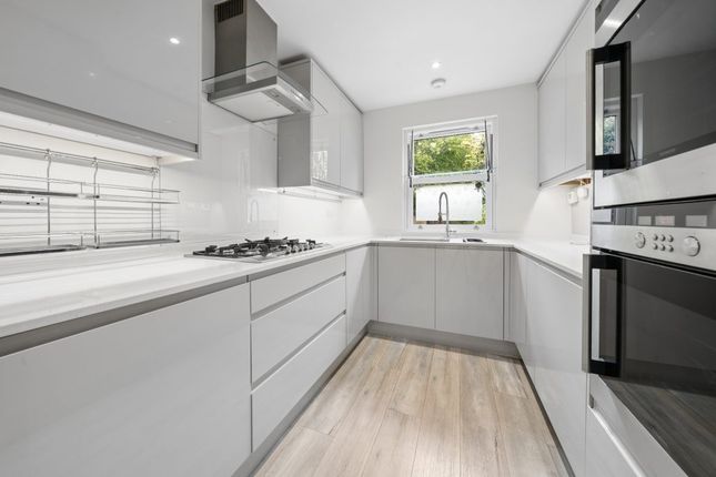 Holm Oak Close, London photo 4