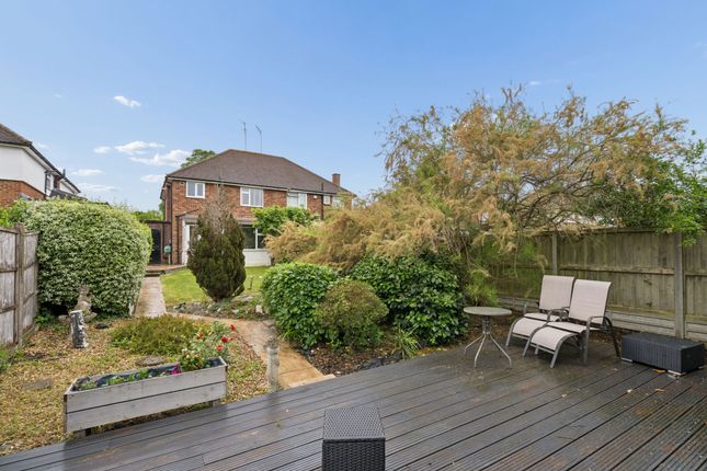 121 Mead Way, Bushey photo 4