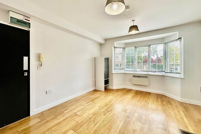 Studio to rent in Oakleigh Crescent, Whetstone, London