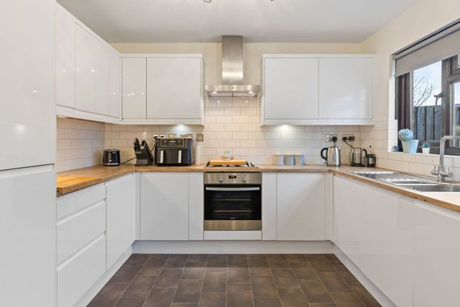 3 Capsey Road, Crawley photo 2