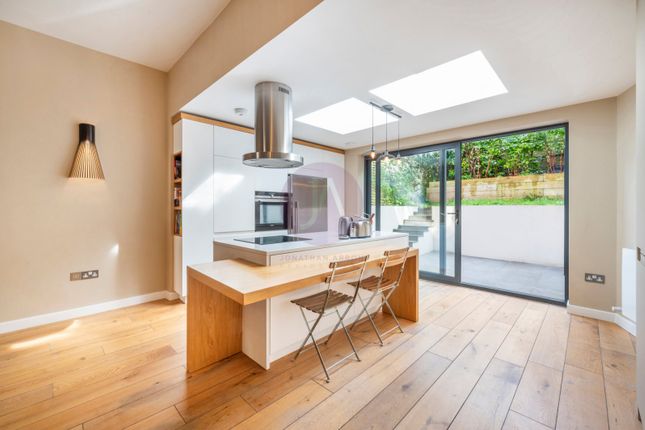Thumbnail Flat for sale in Woodland Rise, Muswell Hill, London