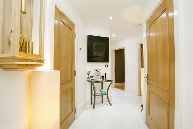 Flat 32, Earls House, 10, Strand Drive, Richmond photo 4