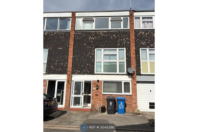 4-bed terraced on Windrush Way, Maidenhead, £700/mo
