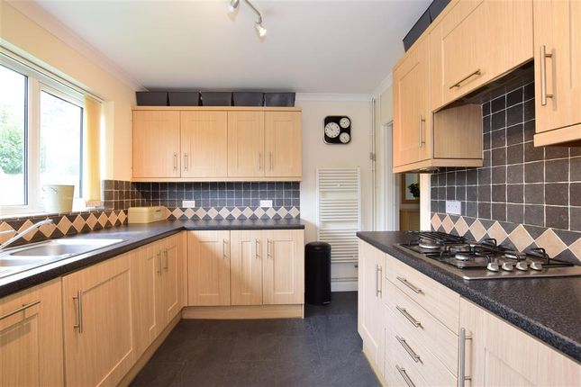 2 Bed Maisonette For Sale In Vermont Close Pitsea Basildon Ss13 Zoopla