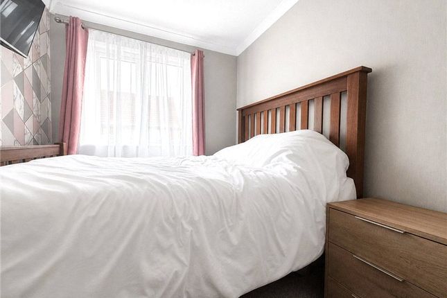 71, Goldfinch Road, London photo 4