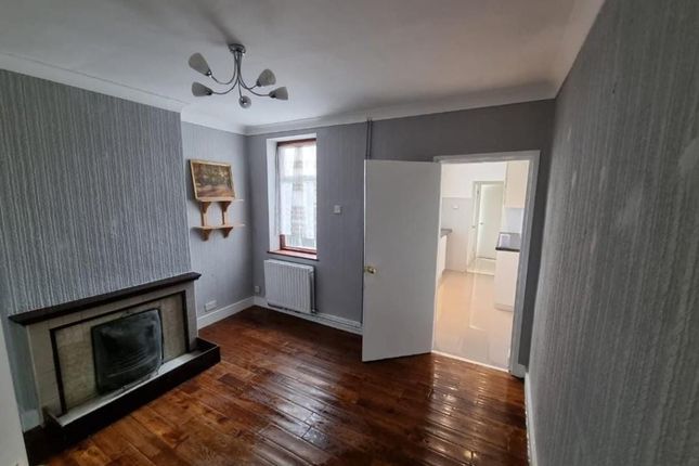 41 Manor Road, Grays photo 4