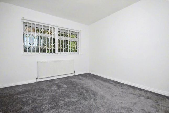 35, Spring Valley Crescent, Leeds photo 4