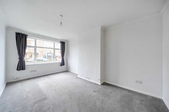 132, Chiltern Drive, Surbiton photo 2