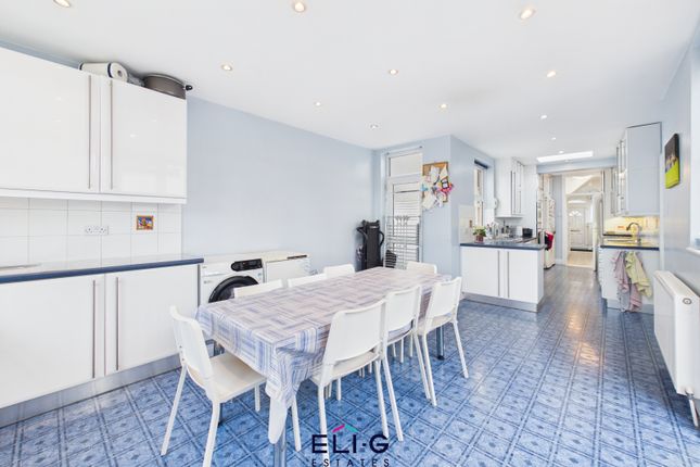 25 Holders Hill Crescent, London photo 3