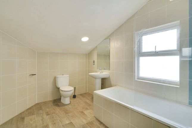 Room to rent in Room 3, Mead Road, Edgware