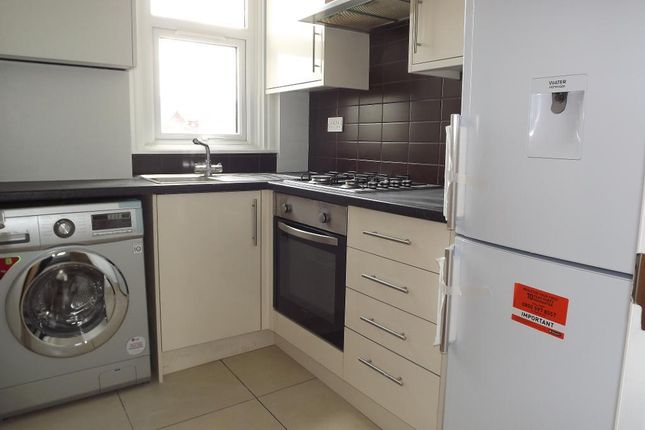 Flat to rent in Durnsford Road, Southfields, Gla
