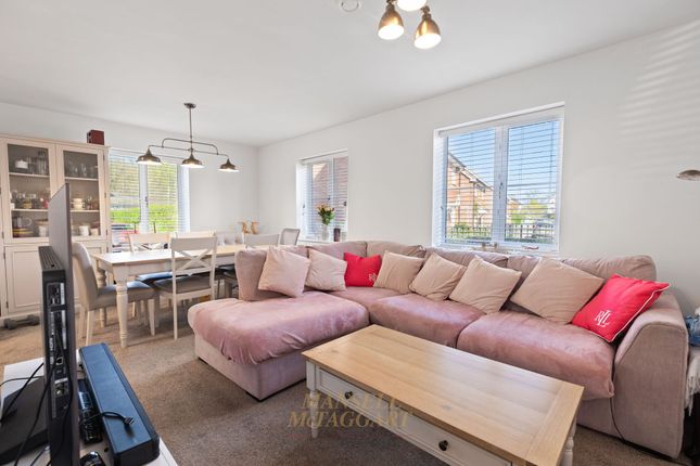 2 Zircon House Daffodil Crescent, Crawley photo 4