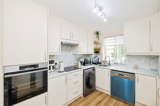 6, Priory Court, 169, Sparrows Herne, Bushey photo 2