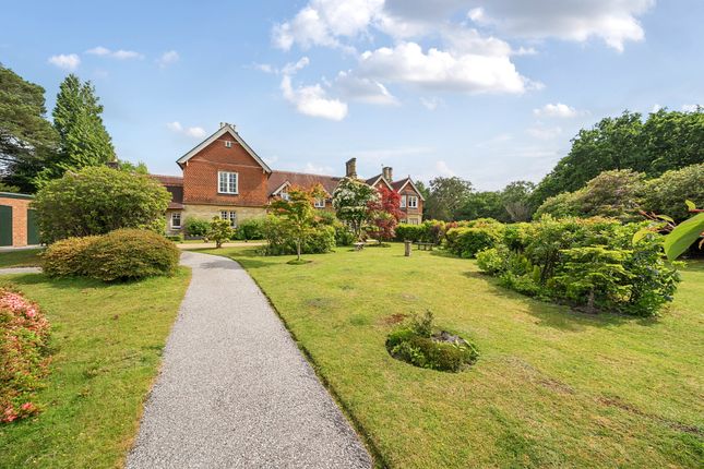 Flat 5, The Warren, Horsham Road, Handcross photo 2