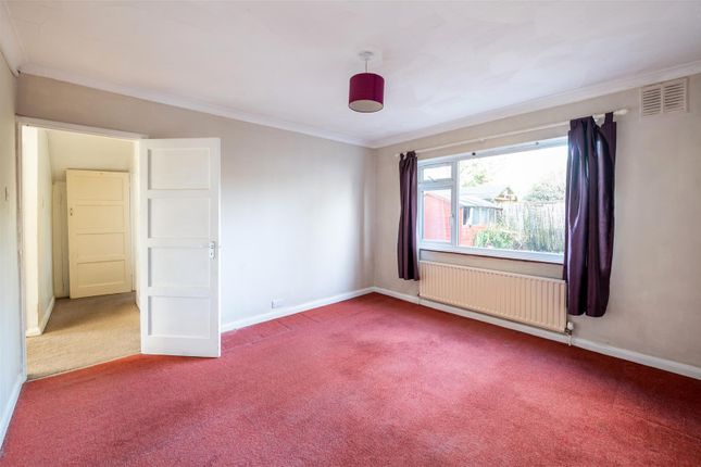 20, Meadowcroft Close, Horley photo 4