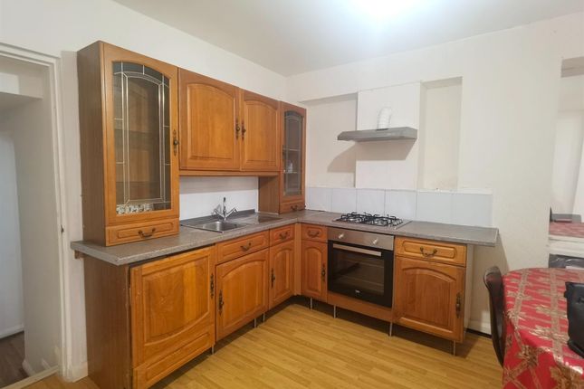 Flat to rent in Oxford Street, Swansea