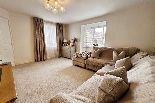 32, Poplars Park Avenue, Bradford photo 4