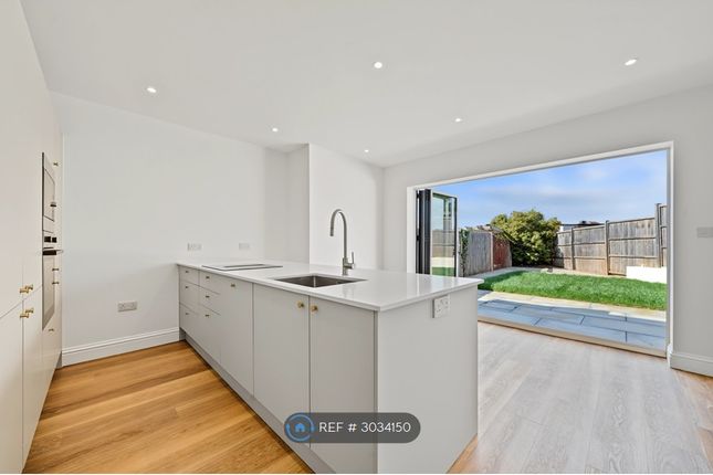 Castlewood Drive, Eltham, London photo 2