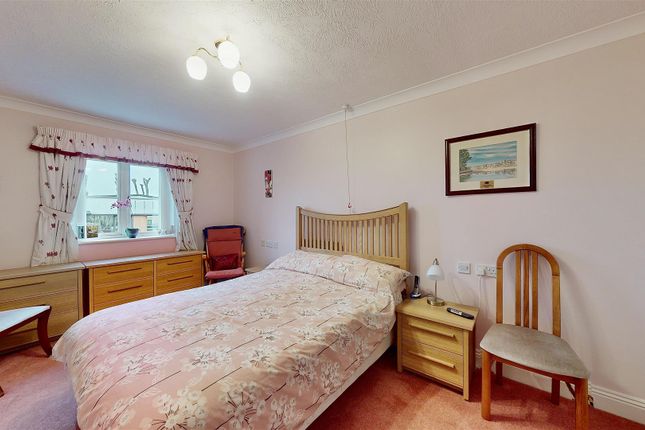Flat for sale in Golden Court, Isleworth