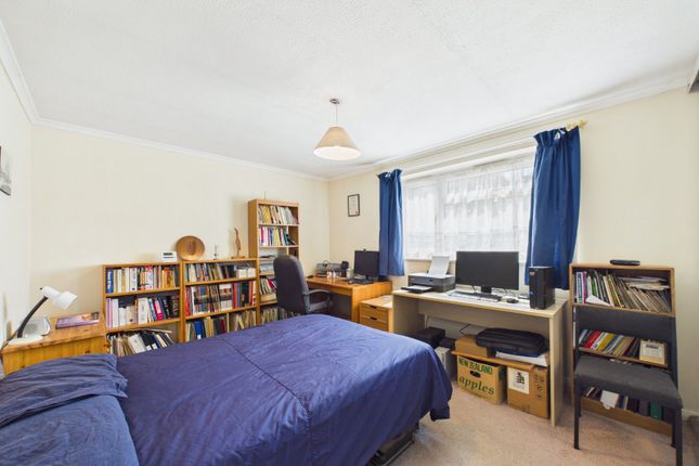 7, Moor Close, Sandhurst photo 4