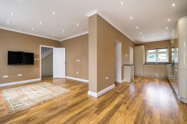 2, Rutland Gardens, Ealing photo 2