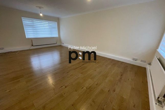 32, Lambs Close,, Cuffley photo 3