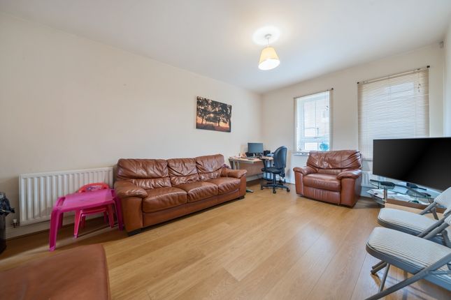 Flat to rent in Kingfisher Drive, Maidenhead