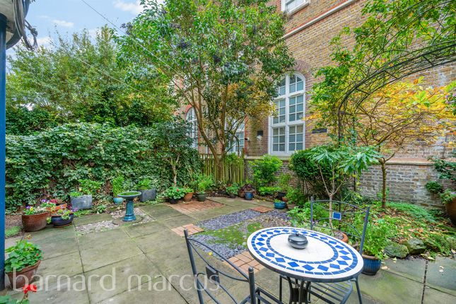 Studio flat on Flat 1, Lytten Court, 55, Becklow Road, London, £136,000