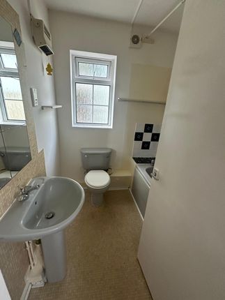 Town house to rent in Malzeard Road, Luton