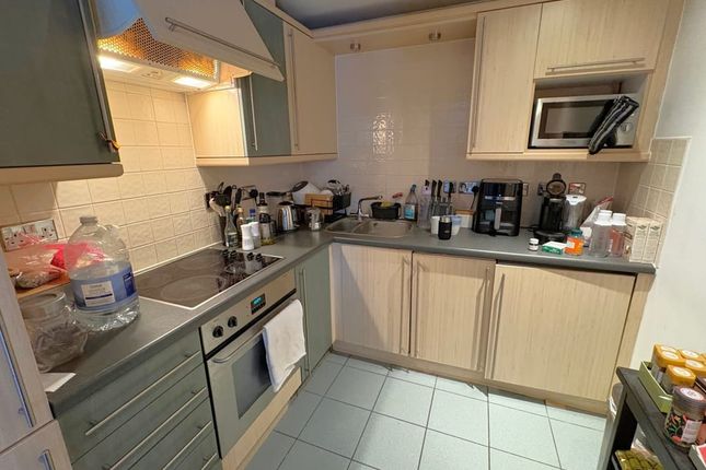 Flat 7, Roberts Court, London photo 3