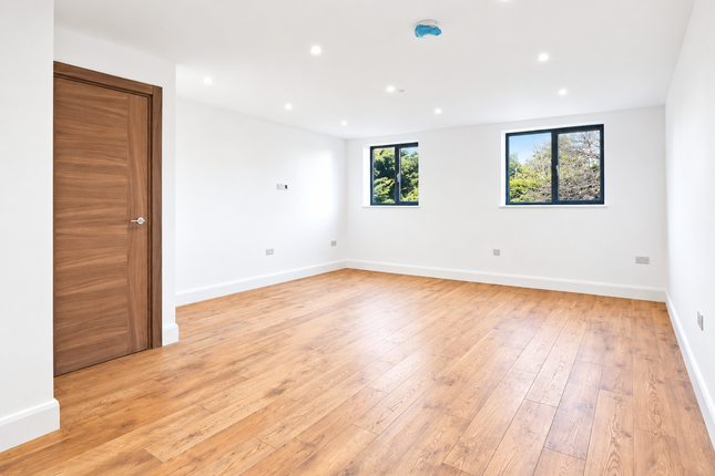 Flat-2 57 H, Bushey Grove Road, London photo 5
