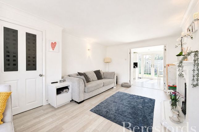 5, Esmond Close, Rainham photo 3