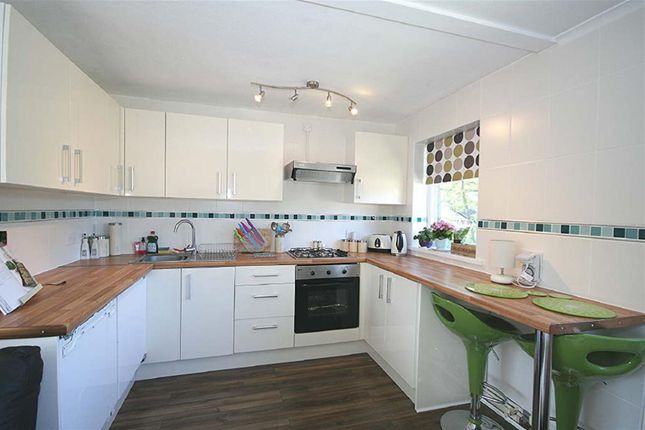 48, Holtdale Grove, Leeds photo 3