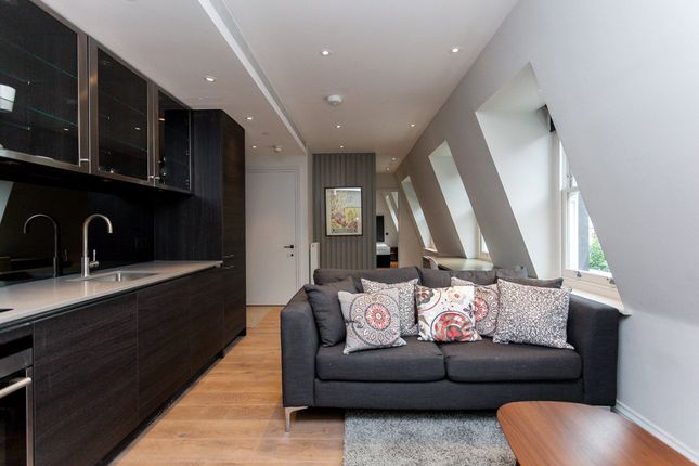 1-bed flat on Gray's Inn Road, London, £2,800/mo