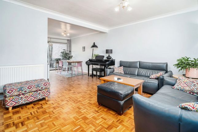 End terrace house for sale in Upton Close, Park Street, St. Albans