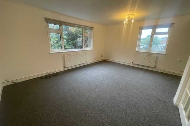 Bullen Court, Hainault photo 2