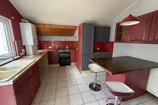 28, Newtown, Ammanford photo 3