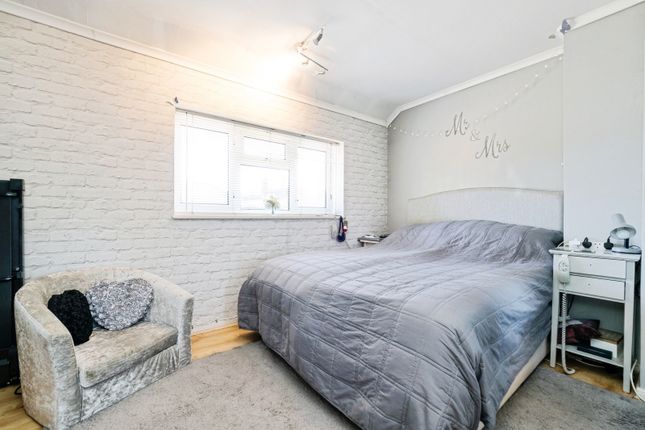 11, Roycraft Avenue, Barking photo 3