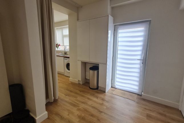 14, Bowling Avenue, West Yorkshire photo 5