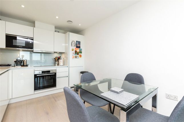 Flat to rent in Carriage House, 10 City North Place, London