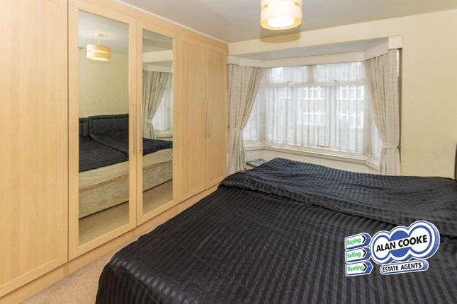 11, Carr Manor Grove, Leeds photo 4