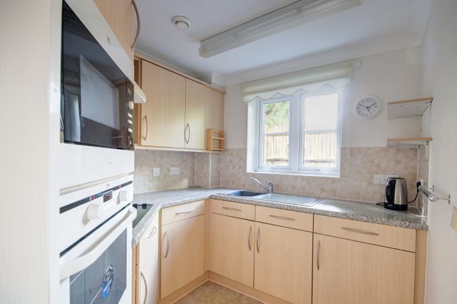 10 Pheasant Court, Holtsmere Close, Watford photo 3