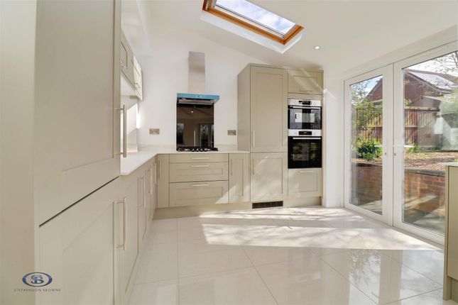 11, Carlyle Close, Stoke-On-Trent photo 4