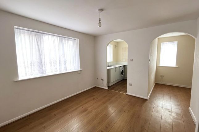 80, Streamside Close, London photo 2