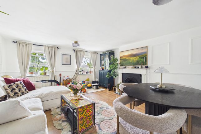 3-bed flat on 149d, Victoria Way, London, £525,000