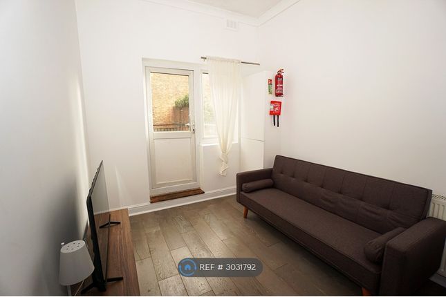 Flat, Seven Sisters Road, London photo 5