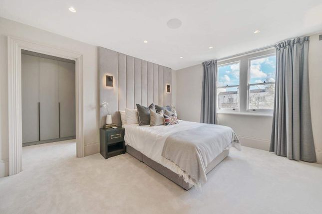 Flat for sale in Queens Gardens, London