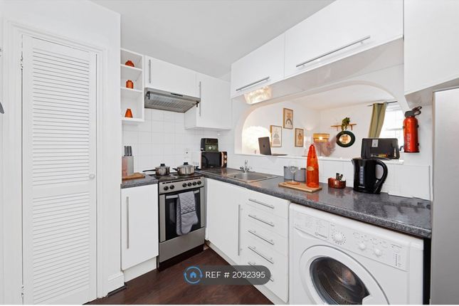 Flat to rent in Academy Court, London