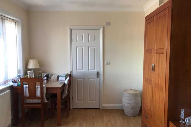 Room 1, Broadfields Avenue, Edgware photo 5